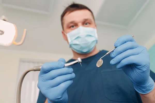 Odontología. Clínica dental. Doctor y paciente. Salud de los dientes. — Foto de Stock