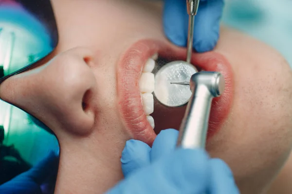 Odontología. Clínica dental. Doctor y paciente. Salud de los dientes. — Foto de Stock