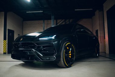 Lamborghini Urus siyah renkli spor araba. Yaklaş..