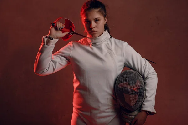 Wanita Fencer dengan pagar epee pedang di bahu di lampu merah — Stok Foto