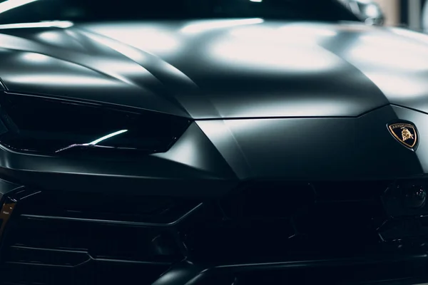 Lamborghini Urus mașină sport de culoare neagră aproape . — Fotografie, imagine de stoc