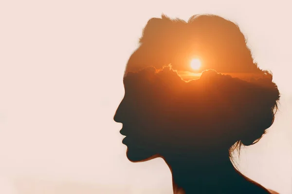 Женщина с солнцем над облаками в голове. Концепция психического здоровья — стоковое фото