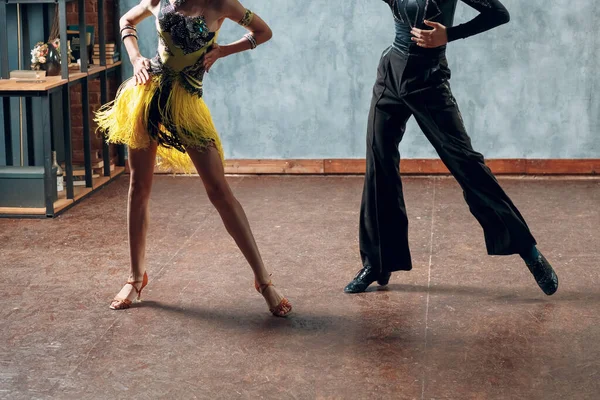 Baile de salón. Jóvenes bailarines de salón. Baile de rumba . —  Fotos de Stock