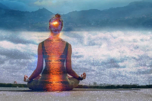 Yoga günü konsepti. Çoklu pozlama görüntüsü. Güneş yolu ve nilüfer çiçeği..