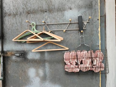 Taze çiğ et ızgara ızgarası askıda asılı.