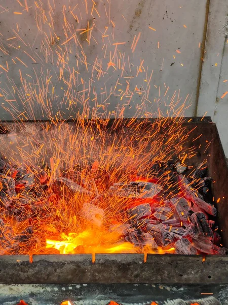 BBQ w ogniu z spalania węgla drzewnego w kozieradki i iskry latające — Zdjęcie stockowe