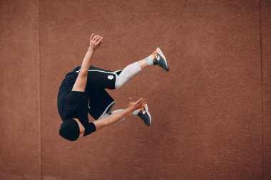 Şehir caddesinde parkur yapan genç sporcu..