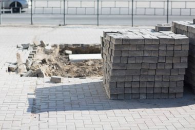 Yığılmış fayanslar. Şehir caddesinde kırık yüzey.