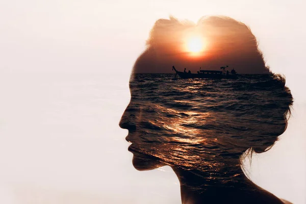 Kobieta ze słońcem, łodzią i chmurami w głowie. — Zdjęcie stockowe