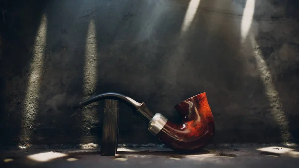 Dohányzó cső acél háttér füsttel. — Stock Fotó