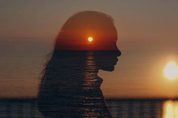 Jeune belle portrait de profil de femme au coucher du soleil en mer — Photo