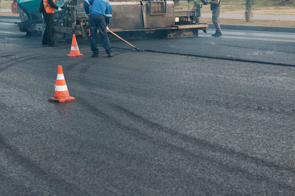 Pavimentación de asfalto. Máquina de pavimentación y rodillo de carretera. Nueva construcción de carreteras — Foto de Stock