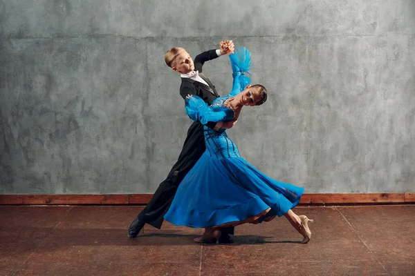 Jovem casal dança lenta valsa no salão de baile . — Fotografia de Stock