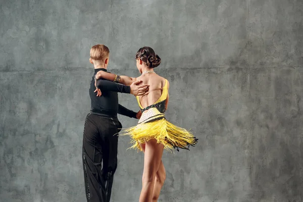 Jovens dançarinos de casal dançando dança de salão cha cha cha . — Fotografia de Stock