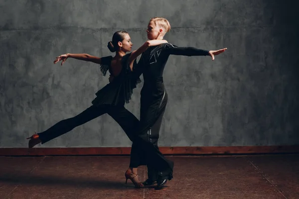 Casal de vestido preto dançando dança de salão rumba . — Fotografia de Stock