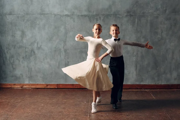 Fiatal táncosok fiú és lány táncol a bálteremben tánc Samba — Stock Fotó