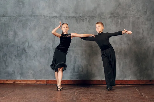 Jovem casal menino e menina dançando em dança de salão Jive — Fotografia de Stock