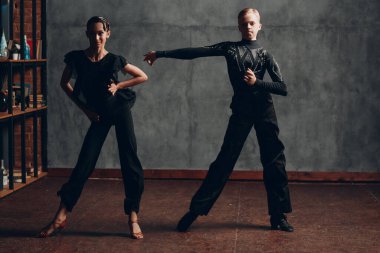 Balo salonunda dans eden genç çift.