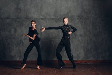 Genç çift kız ve erkek balo salonunda samba yapıyor.