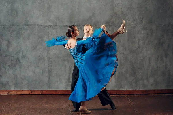 Dança de salão. Jovem e mulher dançando foxtrot . — Fotografia de Stock