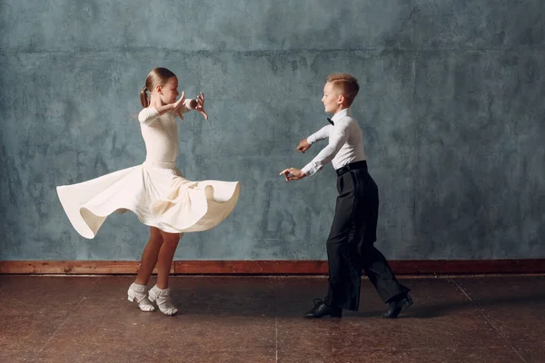 Jeune Couple Garçon Fille Dansant Dans Danse Salon Samba — Photo