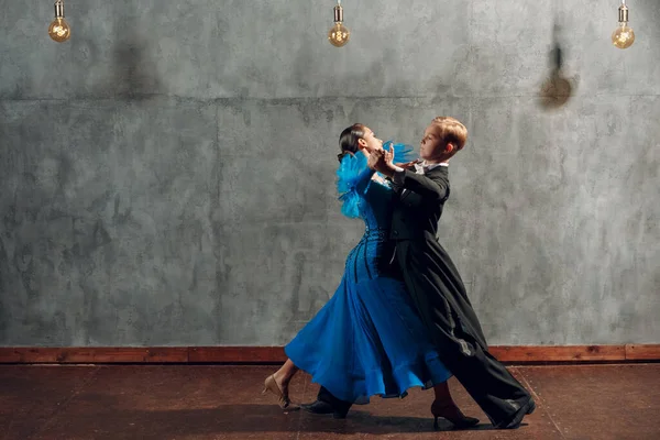 Young couple dancing slow waltz in ballroom. — Stock Photo, Image