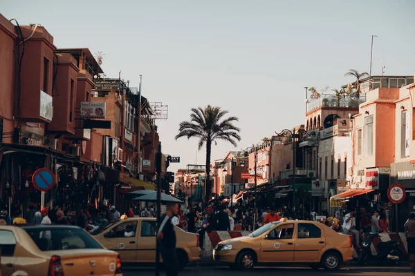 Marrakech, Marruecos - 10 de mayo de 2019: Tráfico de personas, taxis y automóviles en el centro de Marrakech . — Foto de Stock