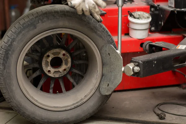 Mekanik mengganti ban mobil pas. Pemasangan ban roda. — Stok Foto