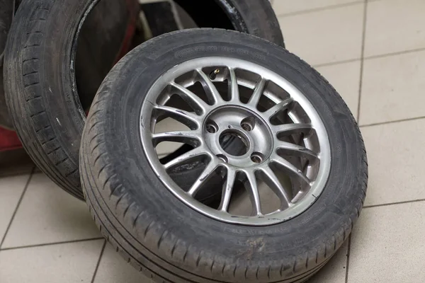 Mécanicien changer le montage des pneus de voiture. Roue avec pneus gros plan. — Photo