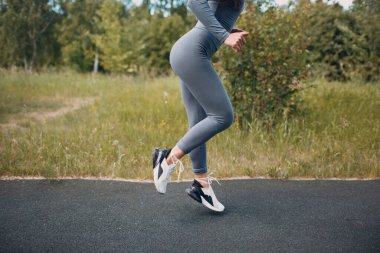 Koşu ayakkabılı koşucu kadın spor bacaklı kadına yakın çekim. Kadın koşusu.