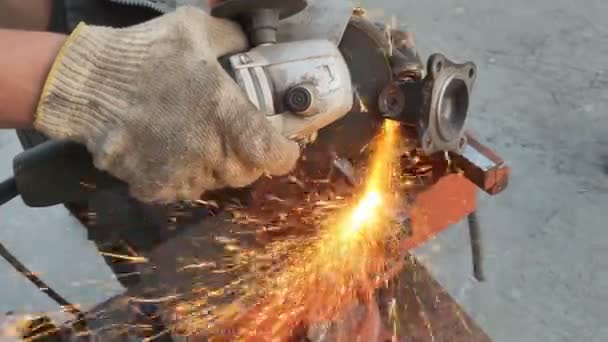 Máquina de molienda de metal de corte obrero con chispas — Vídeo de stock