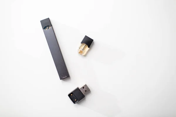 卫生和社会福利部- 2020年6月26日：Juul e-cigarette nicotine steam stick and pods — 图库照片