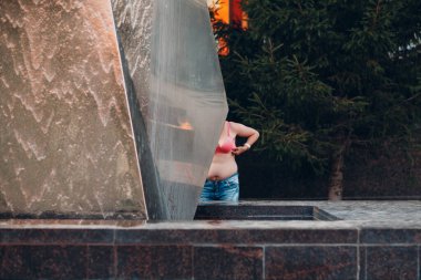 Artı caddede mayo giymiş bir kadın.