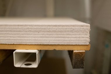 Yapı deposunda alçıpan levhalı palet.