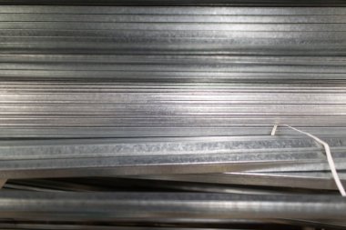 Depodaki duvarlar için metal inşaat rehberleri