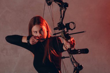 Okçu kadın spor yayı ve okuyla