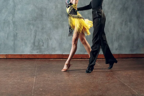 Танцевальная самба. Молодая пара в жёлтой и чёрной одежде танцует . — стоковое фото