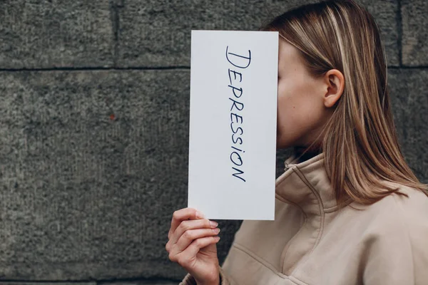 Mulher segura em folha de papel com palavra Depressão — Fotografia de Stock