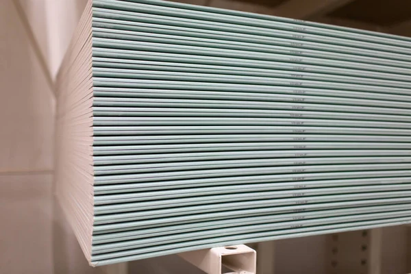 Paleta con placas de yeso de paneles de yeso en la tienda de almacén del edificio. — Foto de Stock