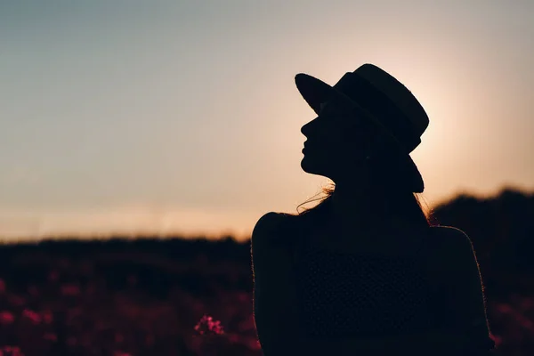 Silhouette ragazza in fiore campo di fiori Sally. Fiori lilla e donna. — Foto Stock