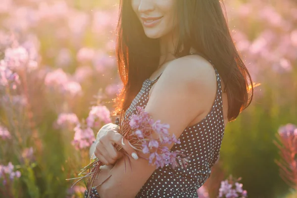 Girl on blooming Sally flower field. Lilac flowers and woman. — Stock Photo, Image