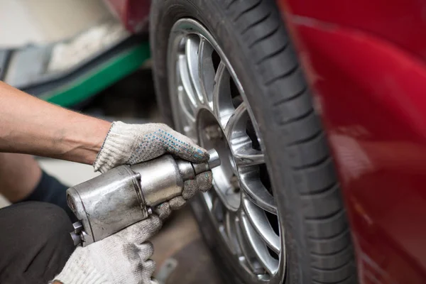 Perbaiki atau mengganti roda mobil roda penggerak mekanis di stasiun perbaikan — Stok Foto