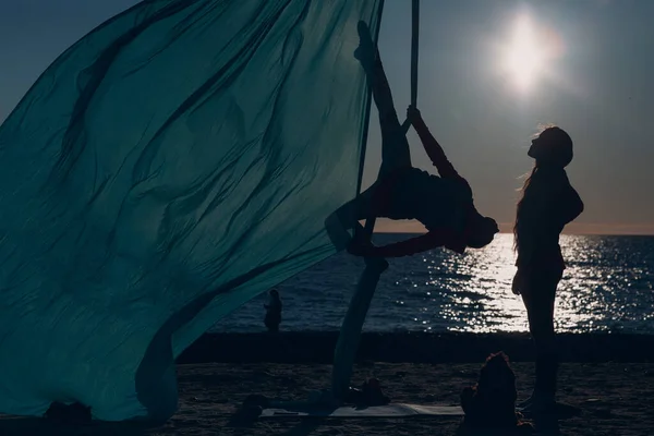 Yoga aereo sulla spiaggia. Donna sana. — Foto Stock