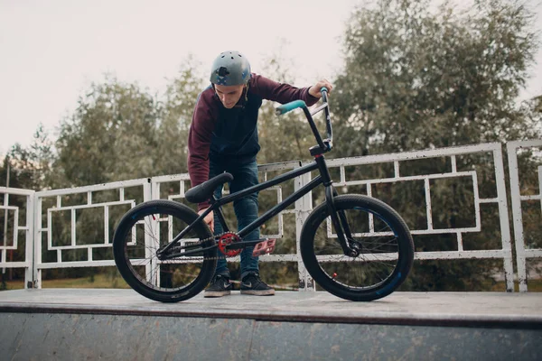 Jeune cycliste sportif professionnel avec vélo bmx au skatepark. — Photo