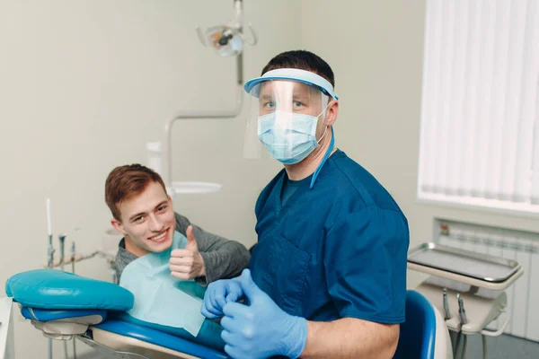 Odontología. Clínica dental. Doctor y paciente. Salud de los dientes. — Foto de Stock