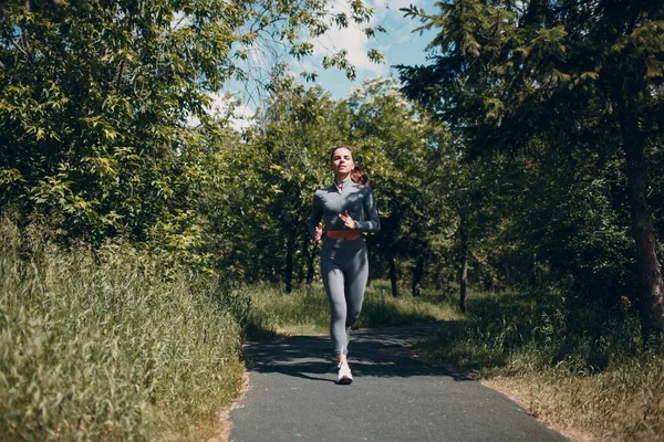 Ragazza in corsa nel parco cittadino. Giovane donna corridore all'aperto jogging. — Foto Stock