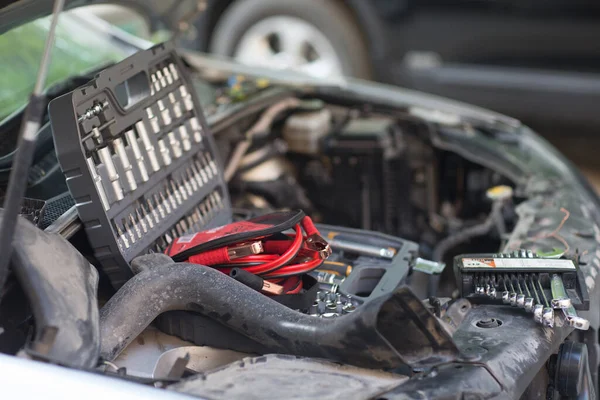 Mobil dengan kap terbuka, set kunci dan kabel untuk pengapian pada mesin. — Stok Foto