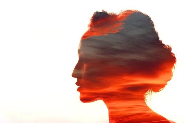 Mujer con nubes al atardecer en su cabeza . —  Fotos de Stock