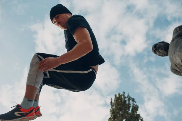 Young sporty guy doing parkour at the city street. — Stock Photo, Image