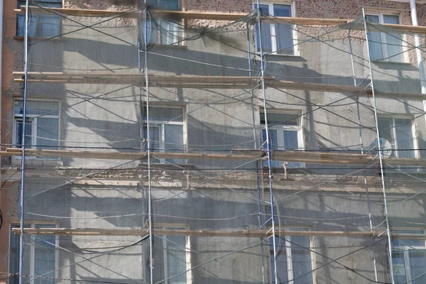 Andamios en la construcción de la casa en la ciudad —  Fotos de Stock